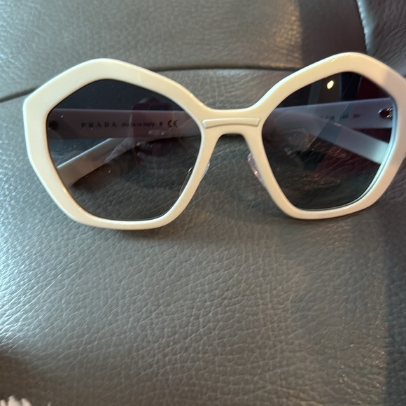 Brand New! Prada PR 08XS 7S3-714 Sunglasses in White - Picture 7 of 9
